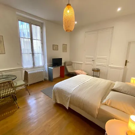 Apartment Comedy: Heart Of Town Facing The Na Region