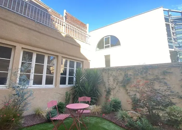 Comedy: Heart Of Town Facing The Na Region Apartment *