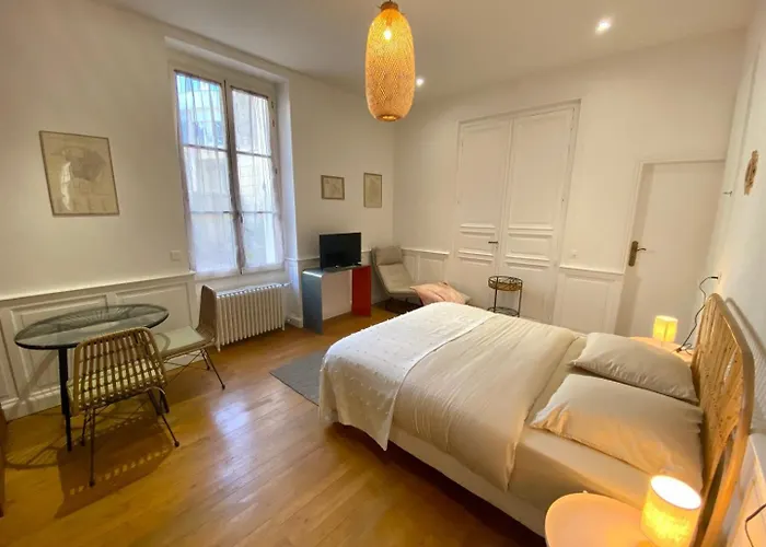 Apartment Comedy: Heart Of Town Facing The Na Region